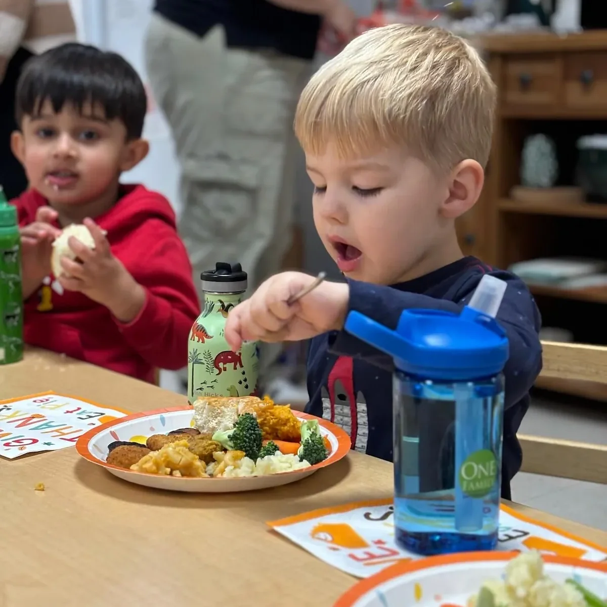Students are eating a healthy lunch.